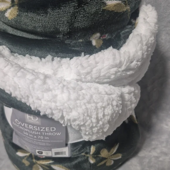 HD Designs Oversized Microplush Throw - Green and White 50" X 70" - Picture 4 of 4
